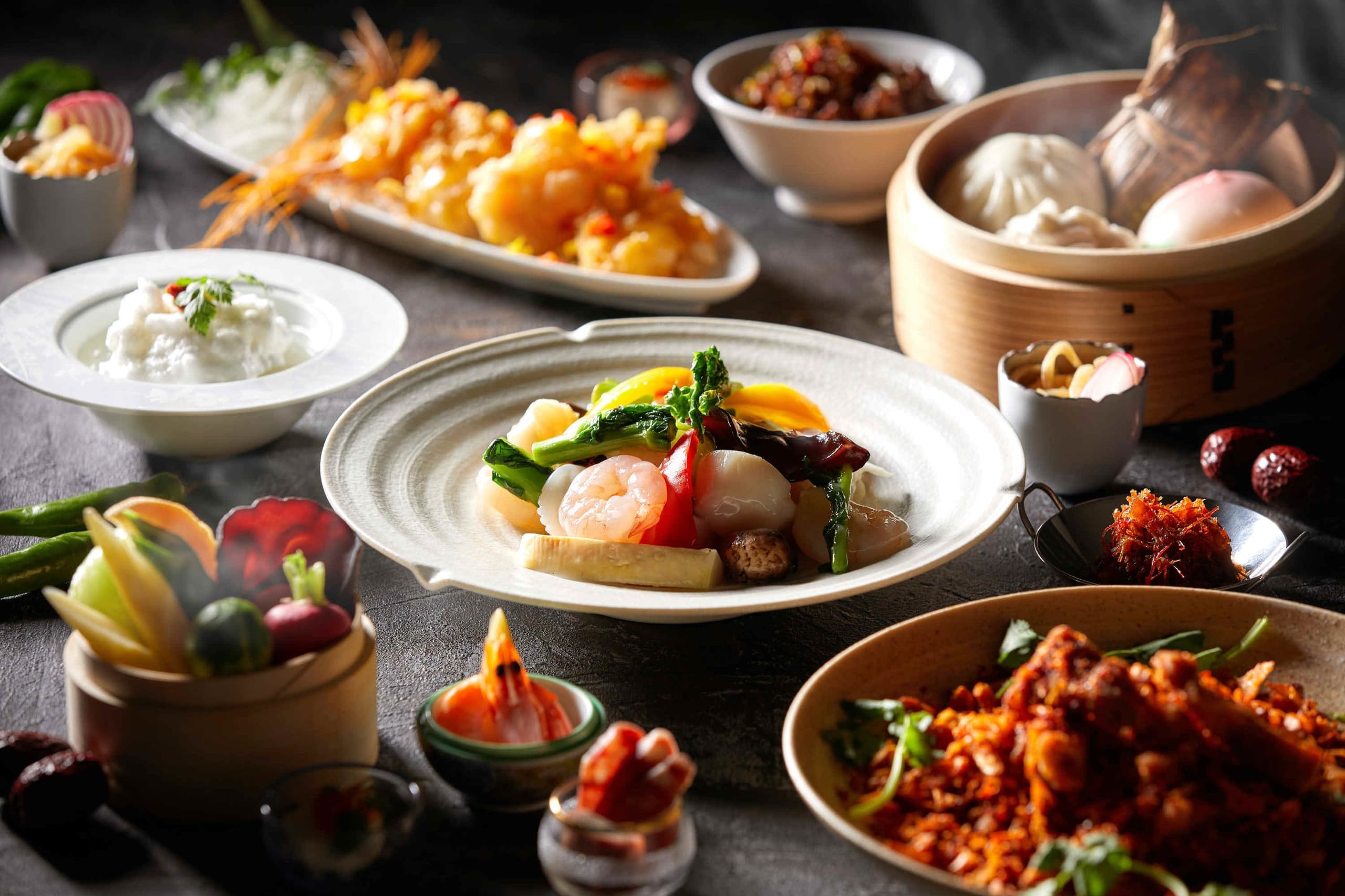 コース料理全体のイメージ写真。店舗の世界観と品数を伝える飲食店向け料理撮影。