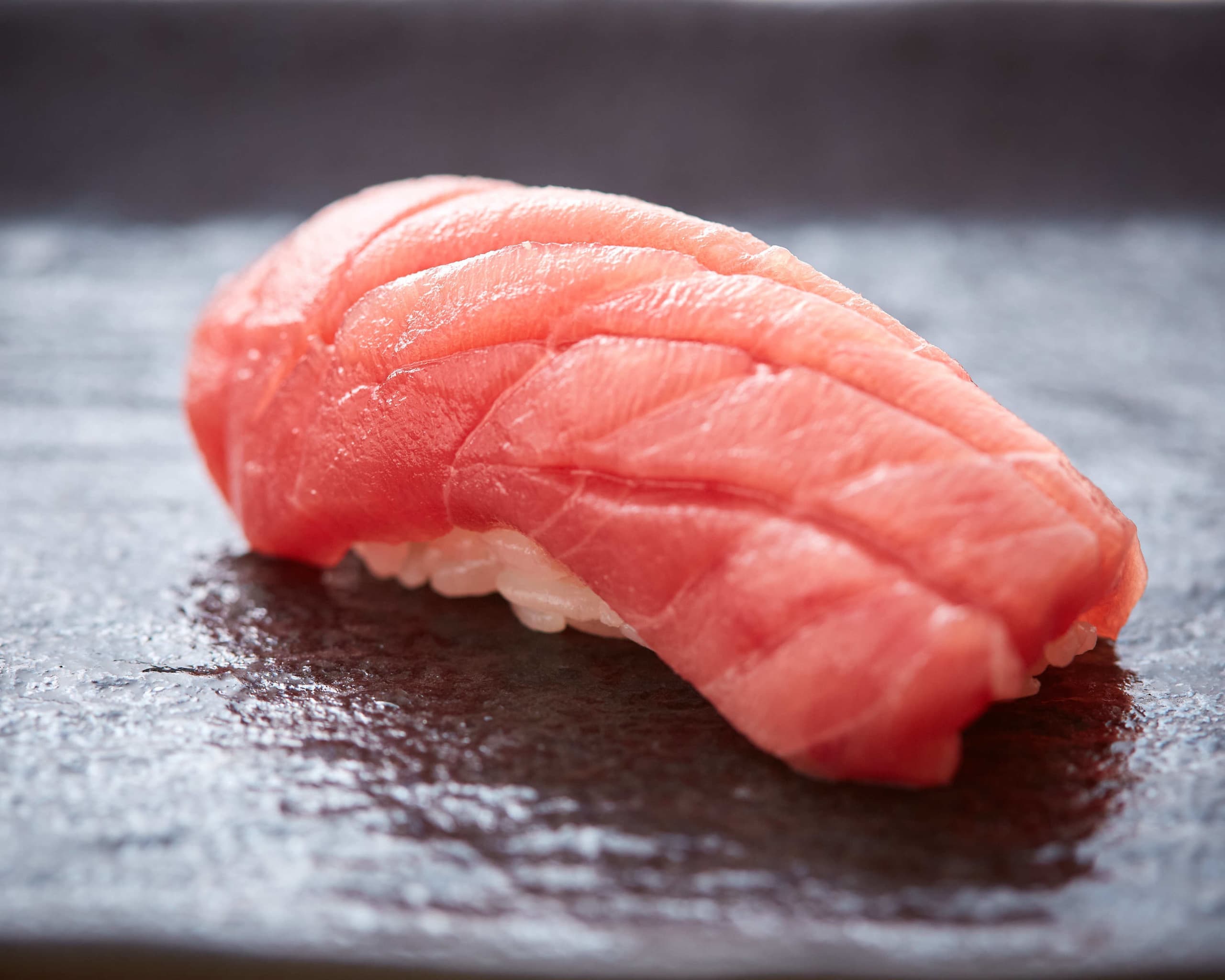 マグロの握り寿司の料理写真。ネタの質感と艶を活かした和食・寿司店向けメニュー撮影。